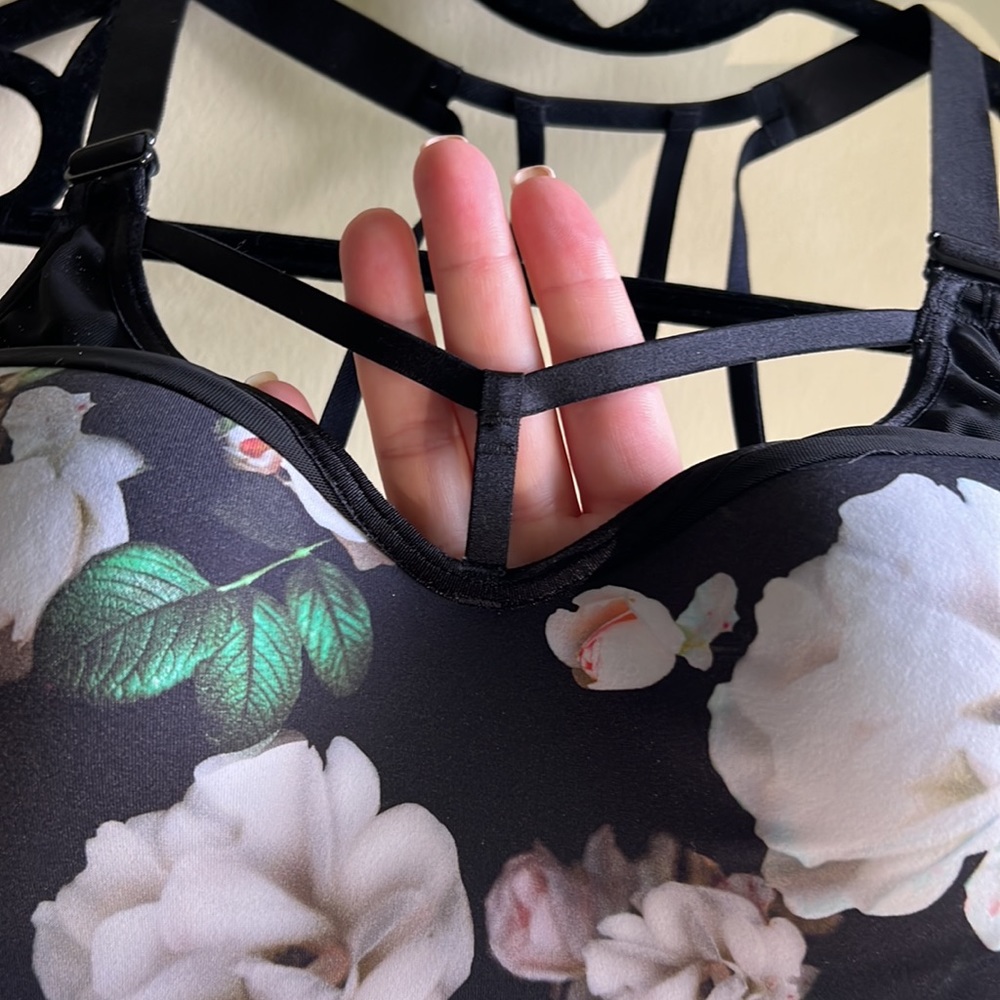 Victoria’s Secret Incredible Lightweight Sportsbra - Picture 2 of 3